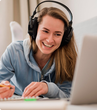 mulher estudando enquanto ouve música